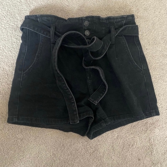 Women’s American Eagle black Mom Short jean shorts 0 - Picture 1 of 3